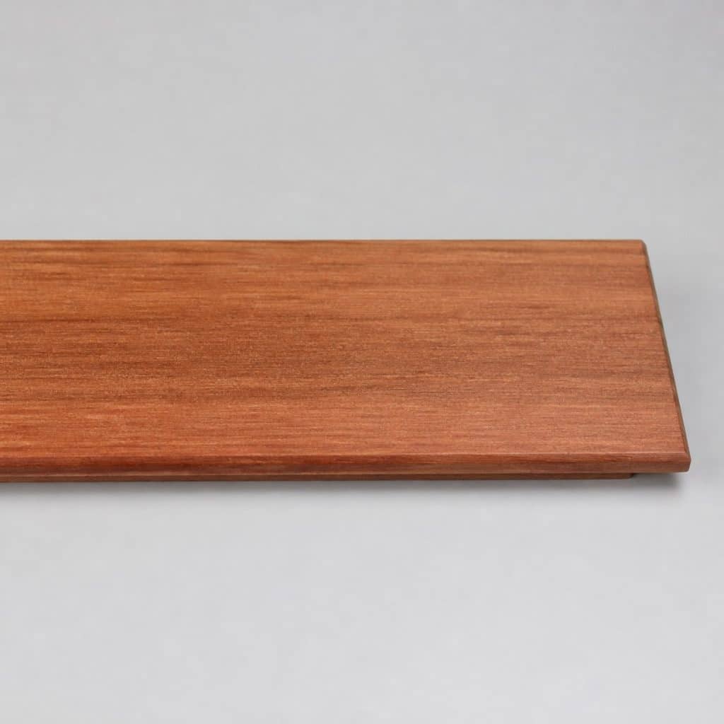 Bardage bois premium type Red Cedar présenté seul, fond neutre