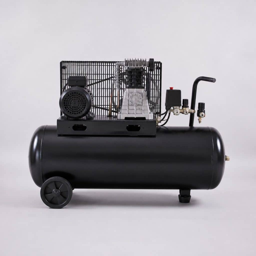 Compresseur d'air 100 litres présenté seul, fond neutre