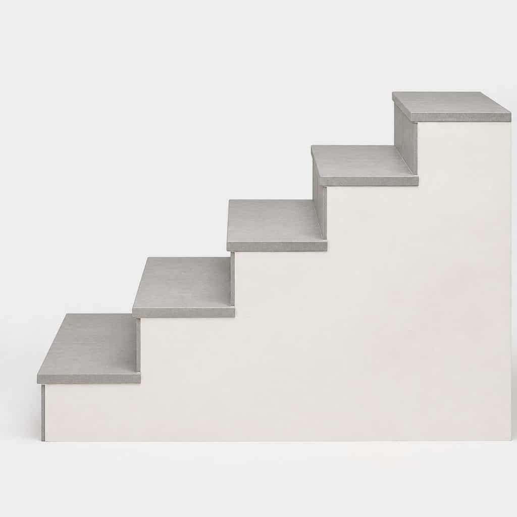 Escalier extérieur habillage carrelé présenté seul, fond neutre