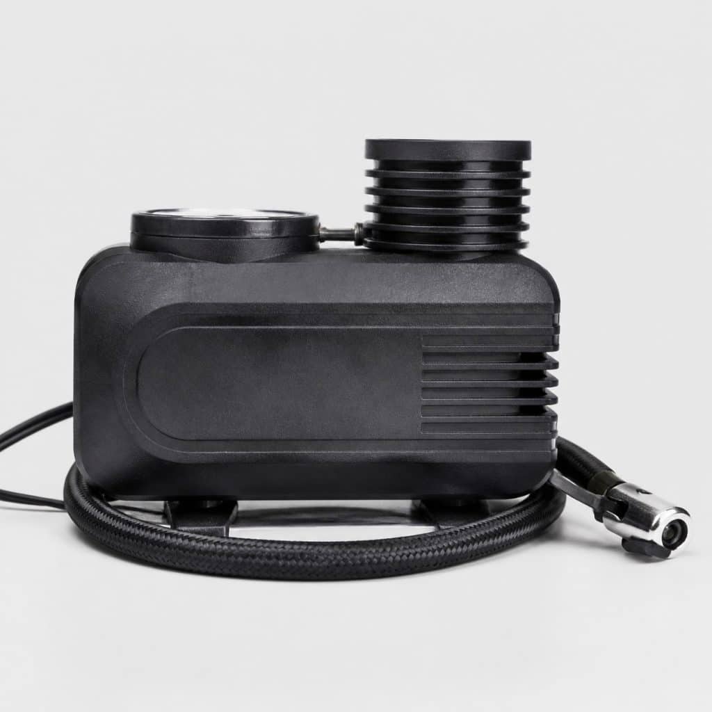 Gonfleur compresseur pour pneus auto présenté seul, fond neutre