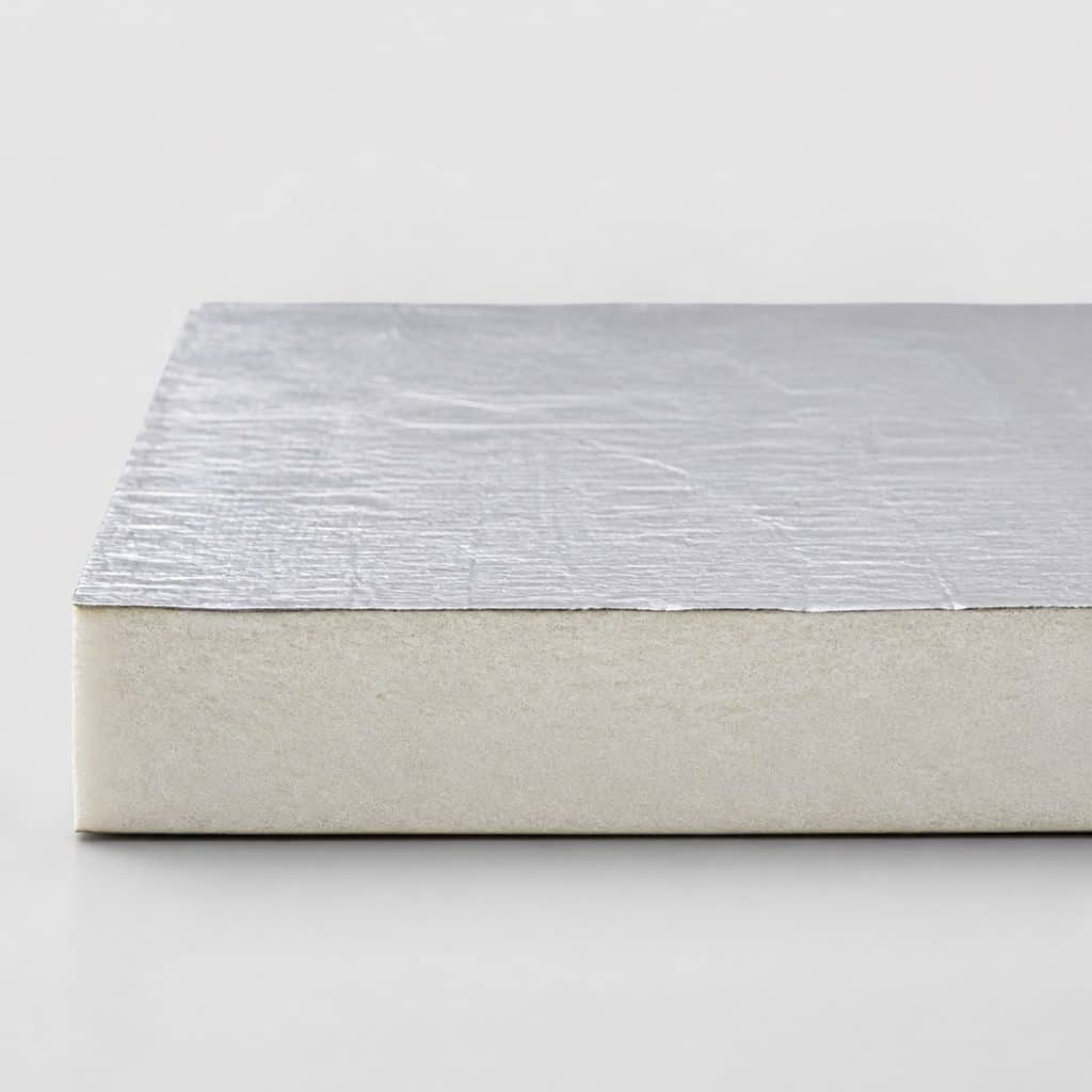 Isolant thermique pour toiture présenté seul, fond neutre