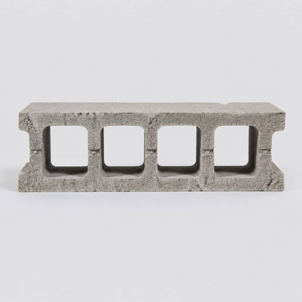 Parpaing creux 15 cm présenté seul, fond neutre