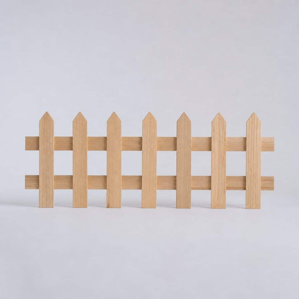 Petite clôture bois à piquets présenté seul, fond neutre