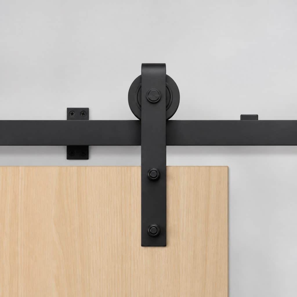 Rail de porte coulissante simple présenté seul, fond neutre