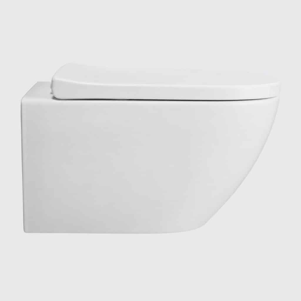 WC suspendu céramique premium présenté seul, fond neutre