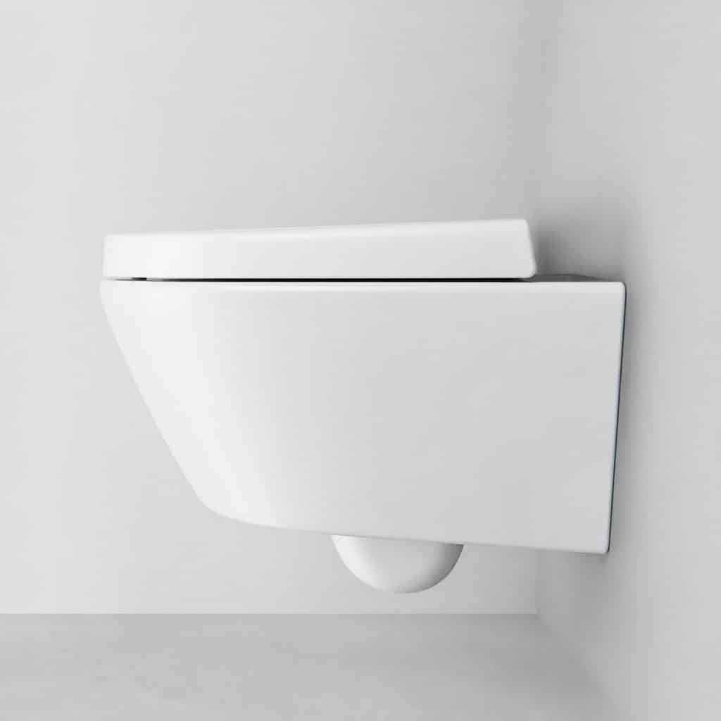 WC suspendu avec mécanisme de chasse standard présenté seul, fond neutre